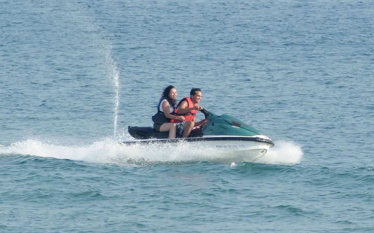 couple-on-the-jet-ski-luxury-hotel-st-tropez-chateau-valmer