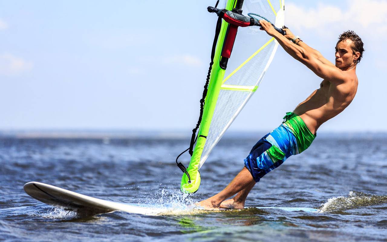  man-sailing-green-sail-luxury-hotel-st-tropez-chateau-valmer