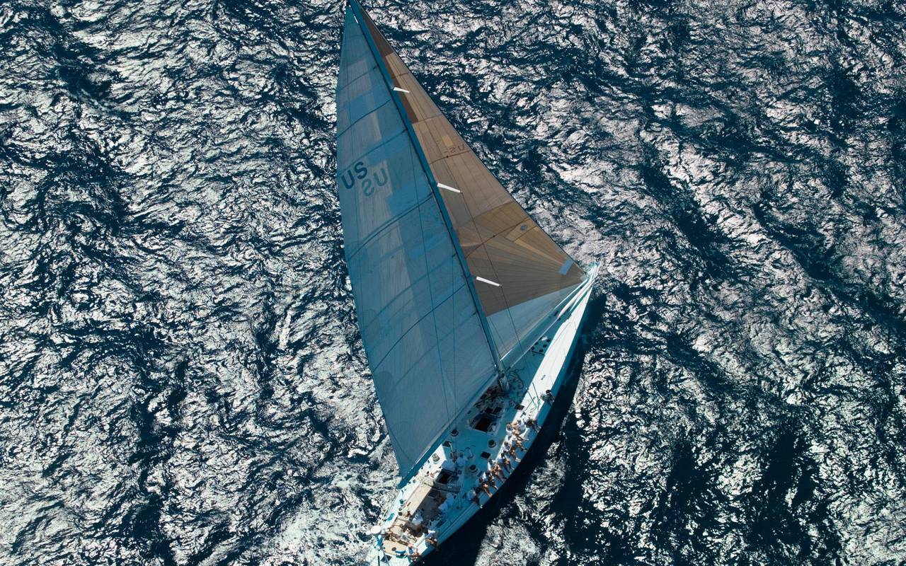 voile-dans-la-mer-vue-de-haut-hotel -luxe-st-topez-chateau-valmer