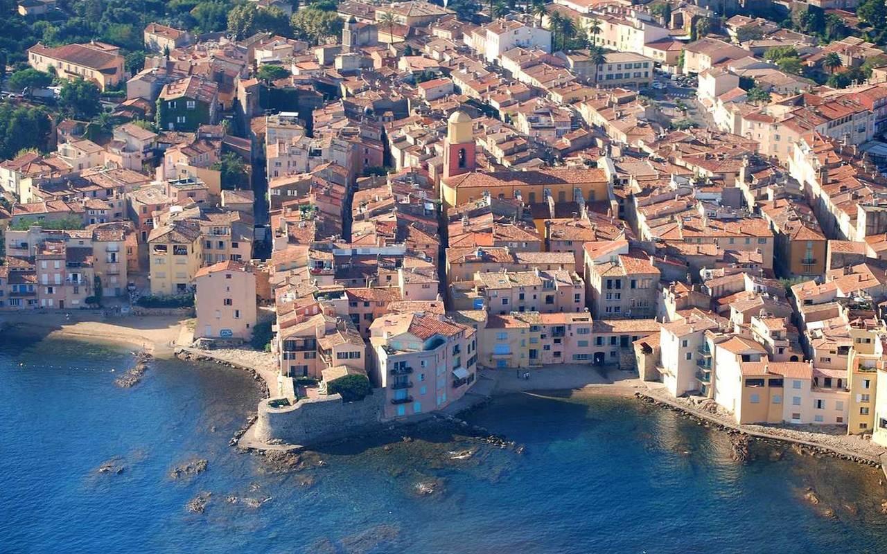 Une vue du port de Saint Tropez près de l'endroit où se trouve notre hôtel de charme Château de Valmer