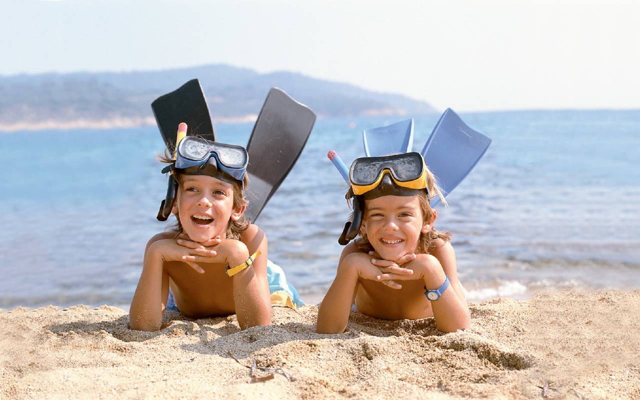 enfants-heureux-a-la-plage-hotel-de-luxe-saint-topez-chateau-valmer