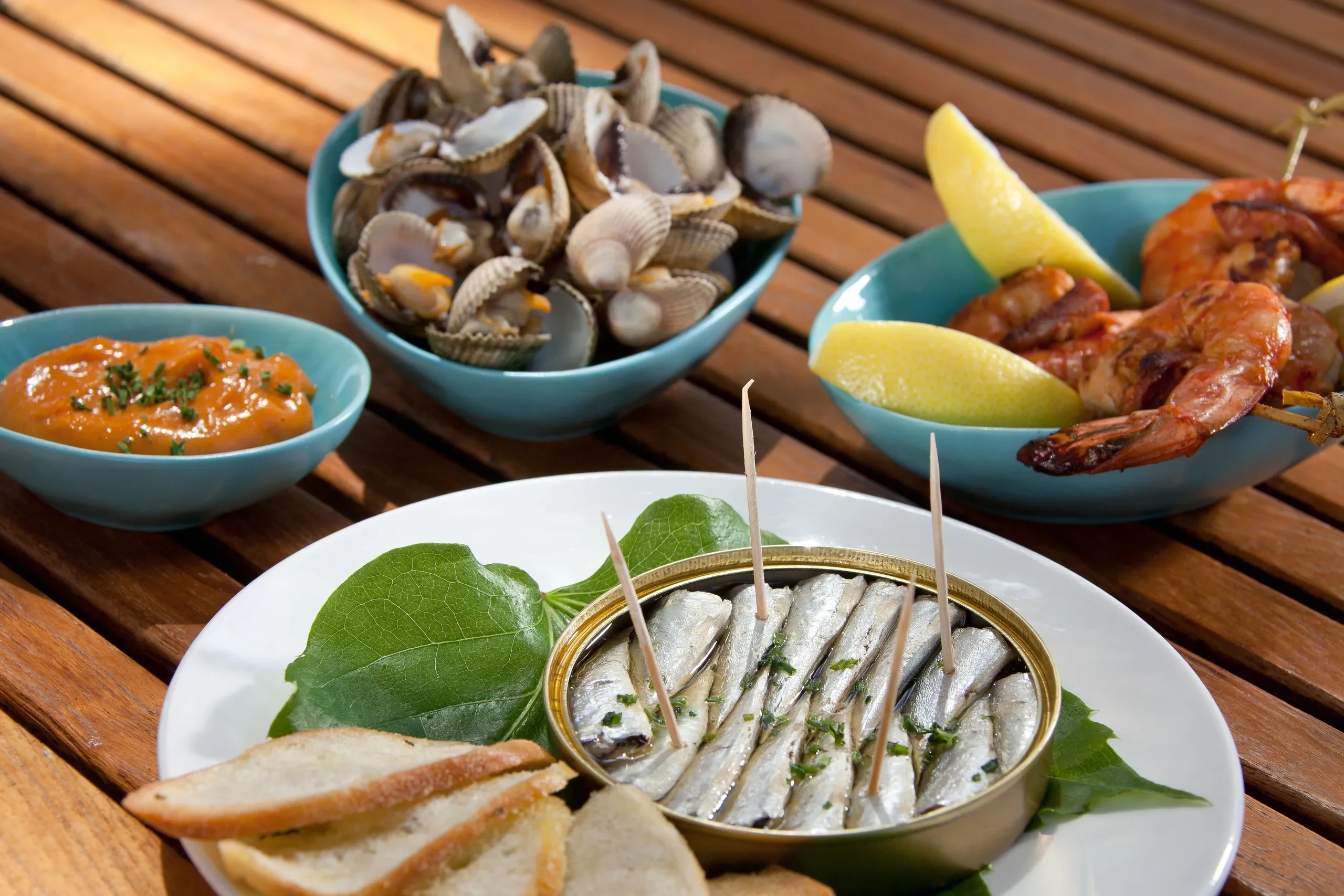 Assiette de fruits de mer sur table en bois.