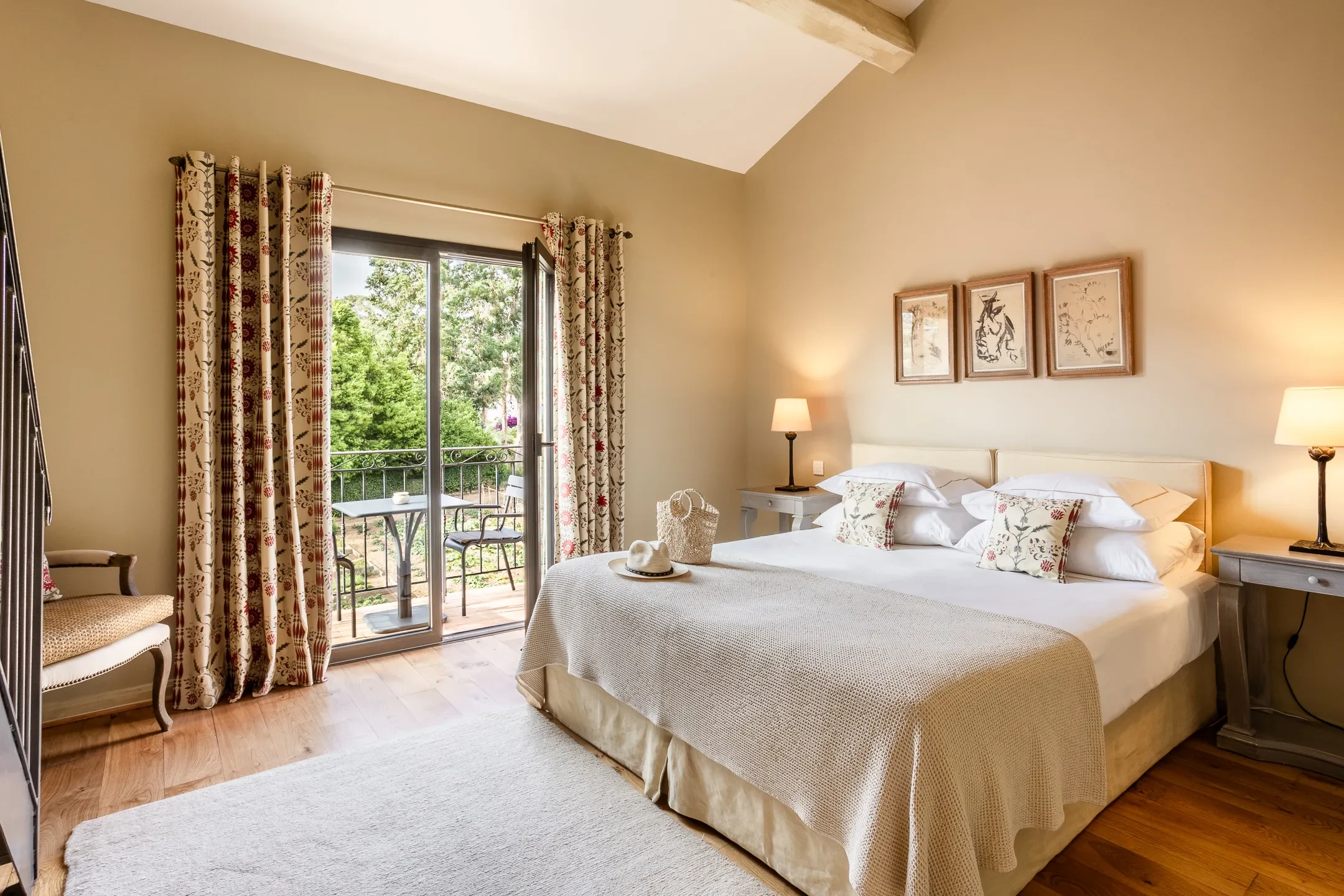 Chambre lumineuse avec balcon et lit double.